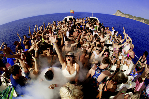 Ibiza Sunset Boat Party met 3 uur open bar + toegang tot 3 clubsIbiza: The Floating Club met drankjes, maaltijd en toegang tot het strand