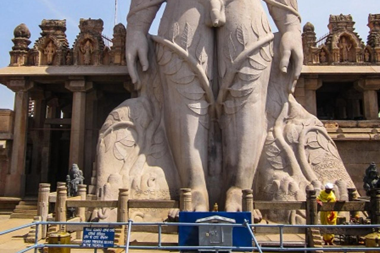 Da Bengaluru: Tour privato di Sravanbelgola, Belur e HalebiduTour privato di un giorno da Bengaluru a Hassan