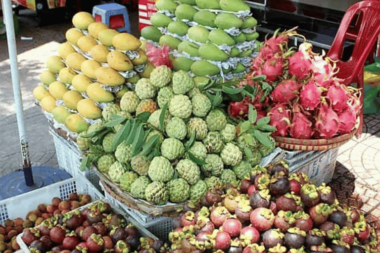 Kandy: Exotic Fruit Tasting & Tuk-Tuk Market Tour