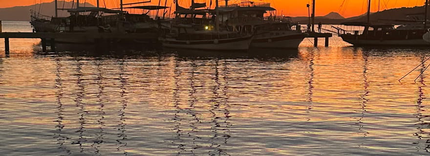 Bodrum : Visite privée en yacht au coucher du soleil avec dîner léger