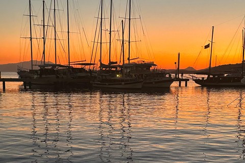 Bodrum: Private Sunset Yacht Tour with light Dinner