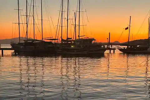 Private Sunset Yacht Tour with light Dinner