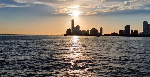 Cartagena: Sunset baytour with Dj, drinks and disco