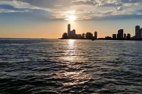 Cartagena : Excursion dans la baie au coucher du soleil avec Dj, boissons et discothèque