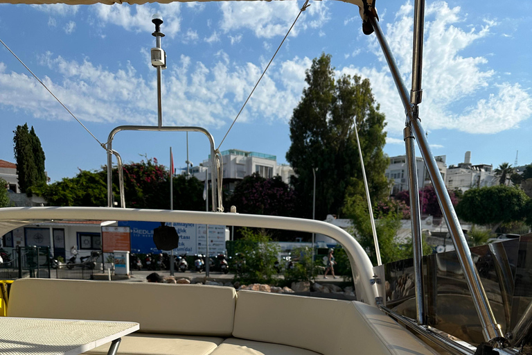 Bodrum: Private Motoryacht Tour with swimming stops & lunch