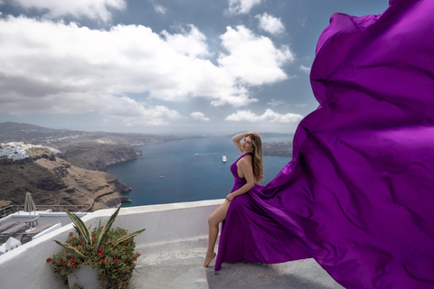 Sessão de fotos com vestido esvoaçante em Santorini