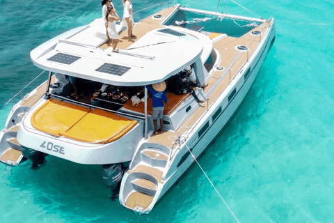 La Romana: Saona Island Private Catamaran Tour with Lunch