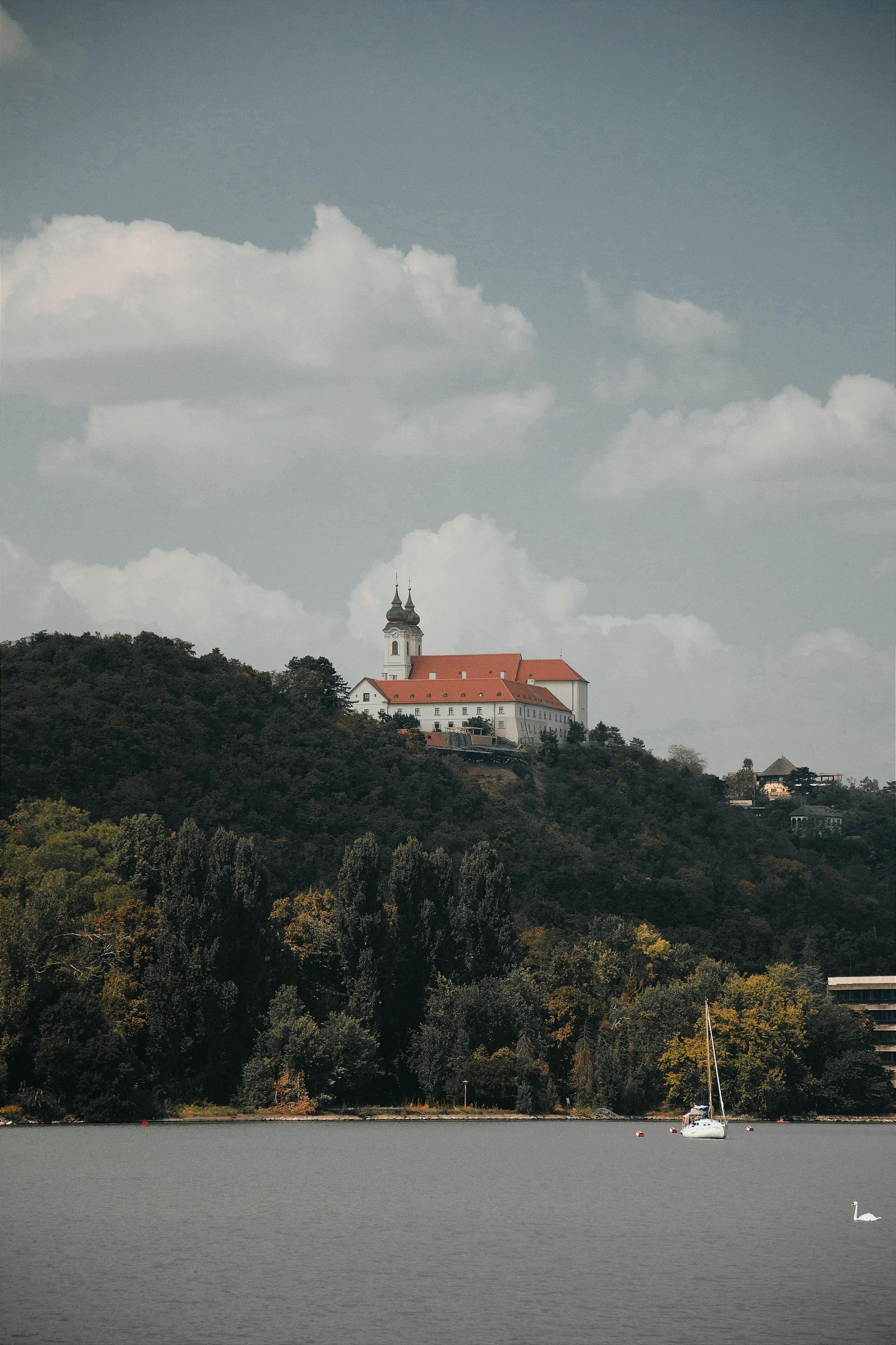 Budapest: Tagestour zur Halbinsel Tihany mit Wanderung und Abteibesichtigung