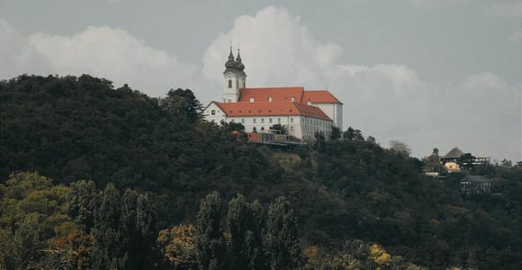 Budapest: Tagestour zur Halbinsel Tihany mit Wanderung und Abteibesichtigung