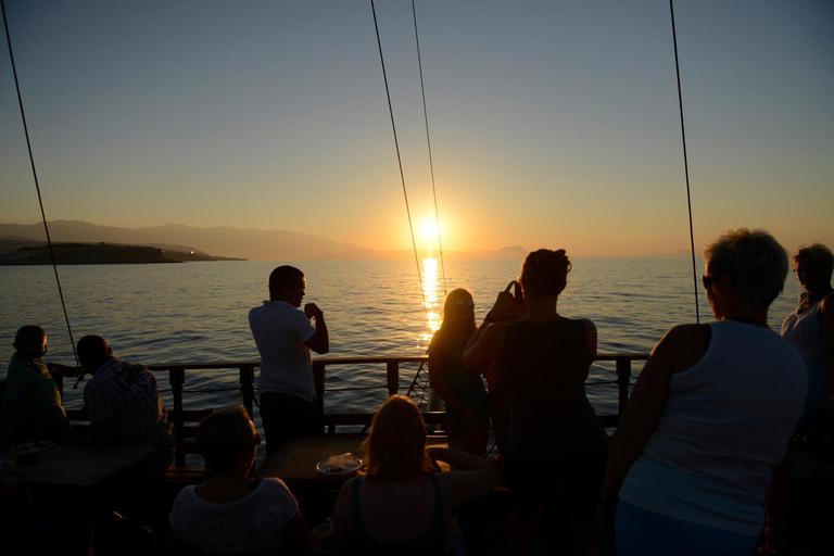 Rethymno: Sunset Cruise with Drinks and Snacks