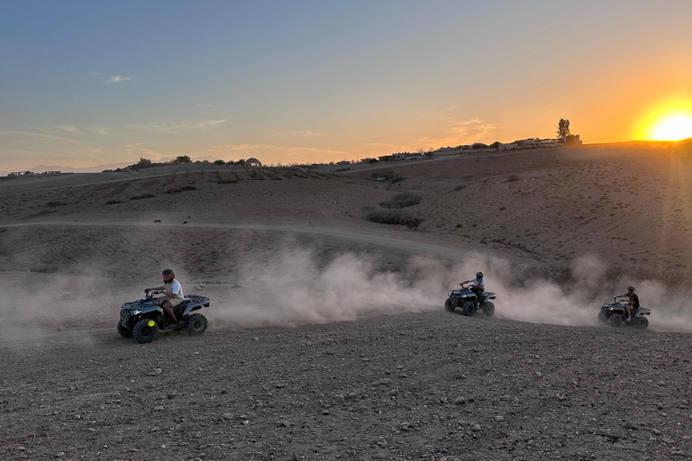Marrakesz: Agafay Quad Tour z przejażdżką na wielbłądzie, kolacją i pokazemMarrakesz: Agafay Desert Quad Bike, Przejażdżka na wielbłądzie i Dinner Show
