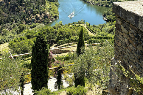From Porto: Douro Valley Private Tour w/ 3 Wineries & Lunch Douro Valley Authentic Tour w/ 3 wineries & lunch in French