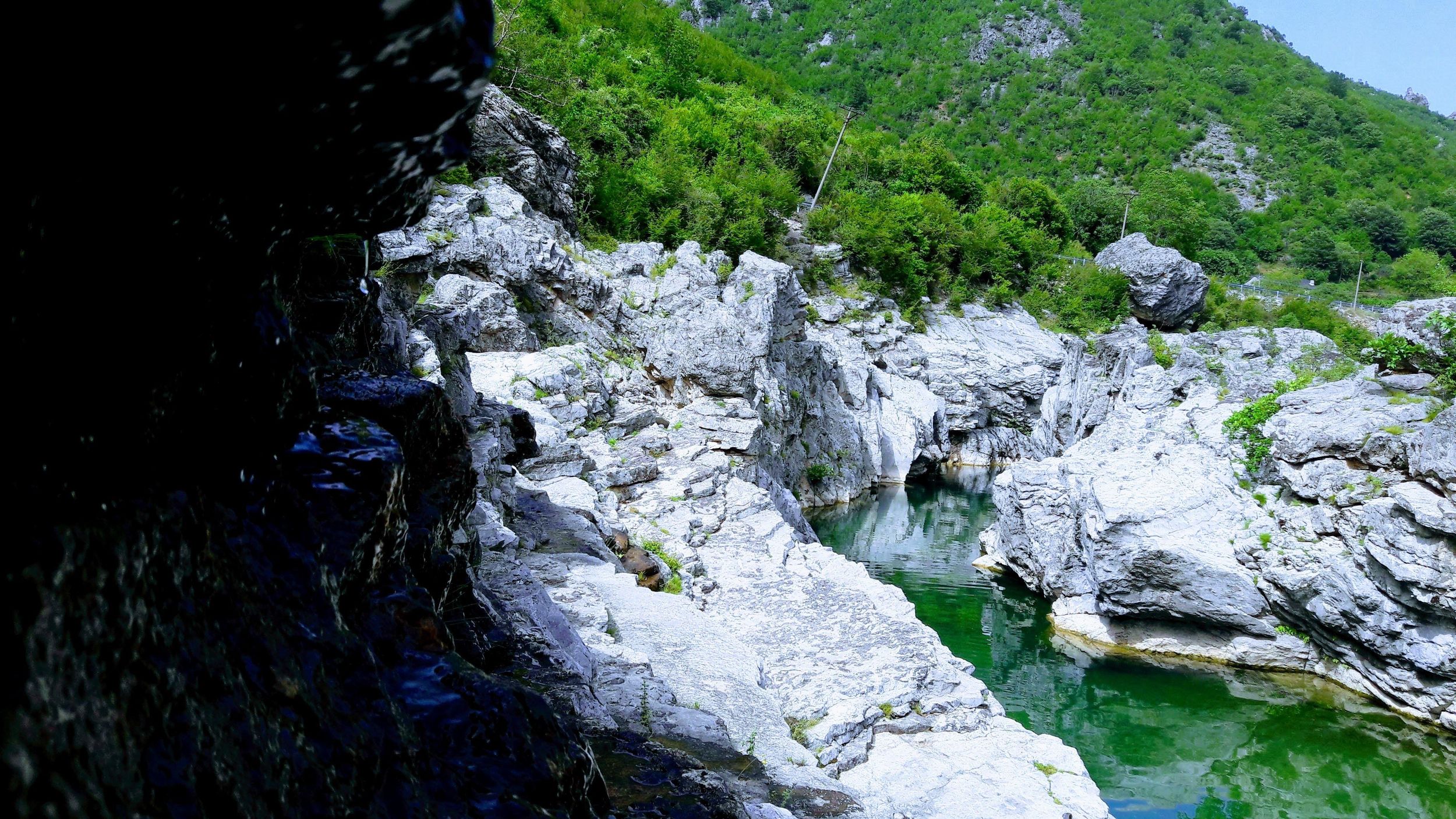 Prekal: Besuche die Mesi-Brücke, die Burgruinen und schwimme in der Natur.