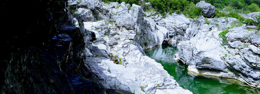 Prekal : Visitez le pont Mesi, les ruines du château et nagez dans la nature.