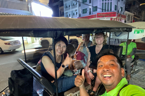Phnom Penh: Evening City Site Highlight Tour by Tuk Tuk Vespa Option + English Guide