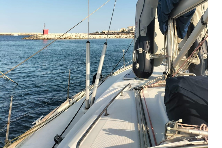 Syracuse: Guided sailing tour of Ortygia Island with a swim stop