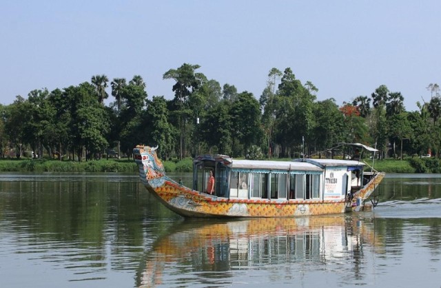 Hue Dragon Boat Tour to Visit Thien Mu Pagoda & Royal Tombs