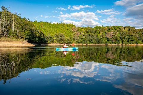 Yoshino: relajante experiencia guiada en canoa por el lago Tsuburo.Yoshino: relajante experiencia guiada en canoa por el lago Tsuburo