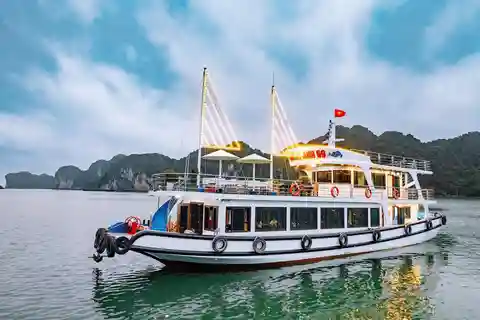 Cat Ba Tour en barco por la bahía de Lan Ha Kayak, snorkel y ciclismo