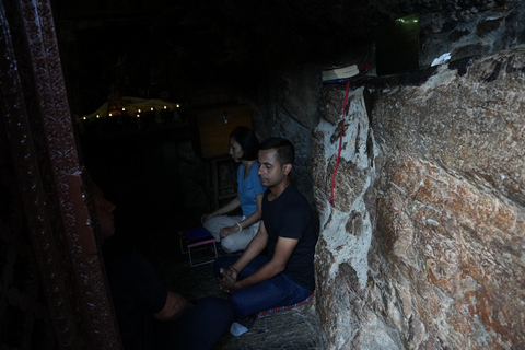 Katmandu: Wycieczka do klasztoru Pharping (jaskinia Asura i Yangleshö)