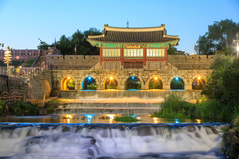 Seúl: excursión de un día al 62.º Festival Cultural de Suwon Hwaseong27 de septiembre | Excursión a la aldea tradicional y a Hwaseong, desde Myeongdong