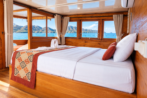 Labuan Bajo: 3-Day Komodo Sailing Luxury Boat with All Fees Deluxe Boat - Private Standar Room (2pax/room)