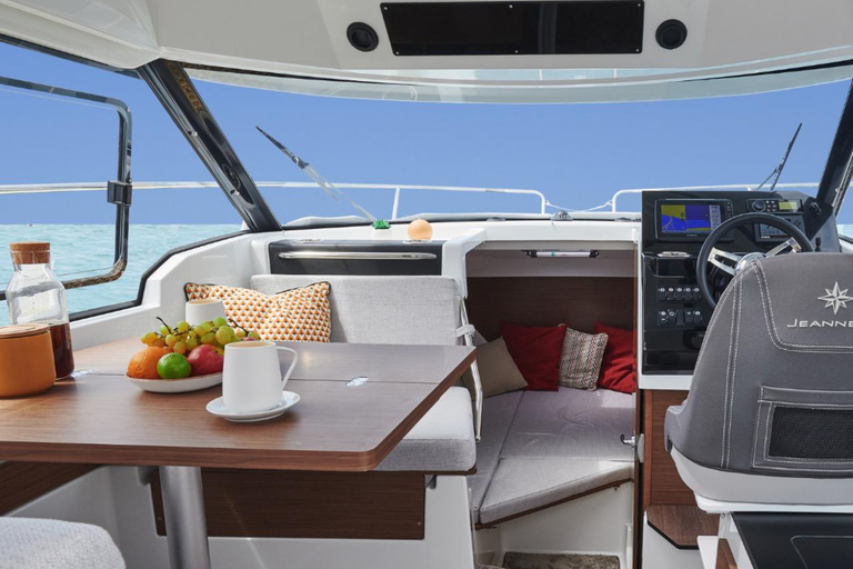 Labuan Bajo: Private Komodo &amp; Island-Hop Yacht w/ SnorkelMorning Private Yacht Tour (07:00–11:30) – Max 6 Guests