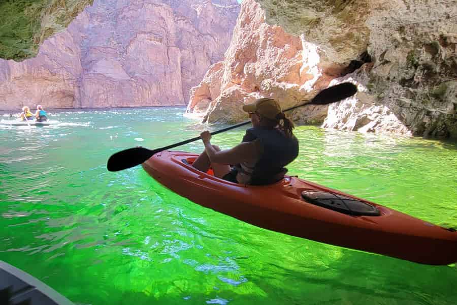 Von Las Vegas aus: Emerald Cave Kayak Tour mit Abholung vom Hotel. Foto: GetYourGuide Von Las Vegas aus: Emerald Cave Kayak Tour mit Abholung vom Hotel. Foto: GetYourGuide
