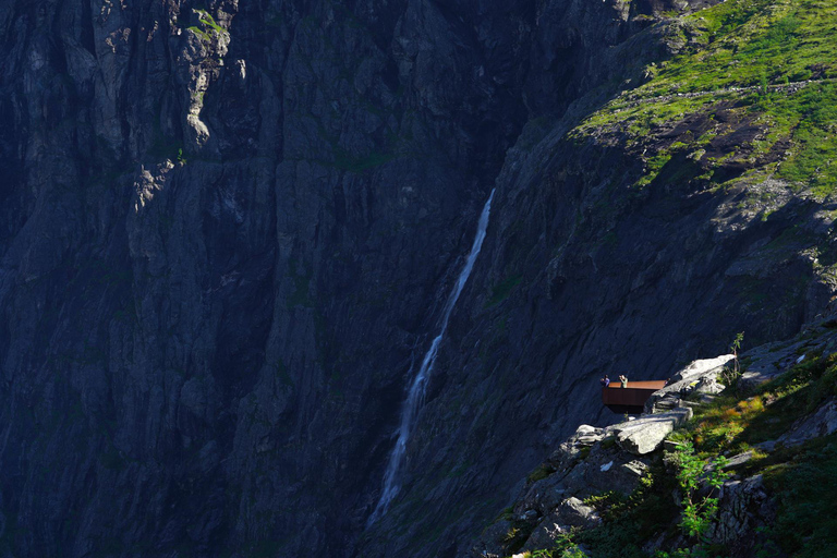 Åndalsnes: Wycieczka autobusowa do punktu widokowego Trollstigen z lokalnym przewodnikiem