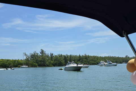 Yacht cruise Biscayne Bay, Miami Beach and Sand bar. 42Ft Yacht cruice Biscayne Bay, Miami Beach and Sand bar