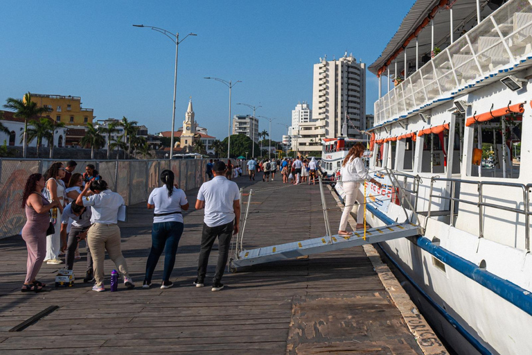 Baie de Carthagène : promenade en bateau au coucher du soleil avec danse et open bar