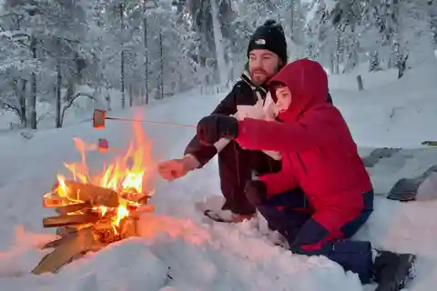 Levi: Raquetas de nieve y asado de malvavisco en la nieve