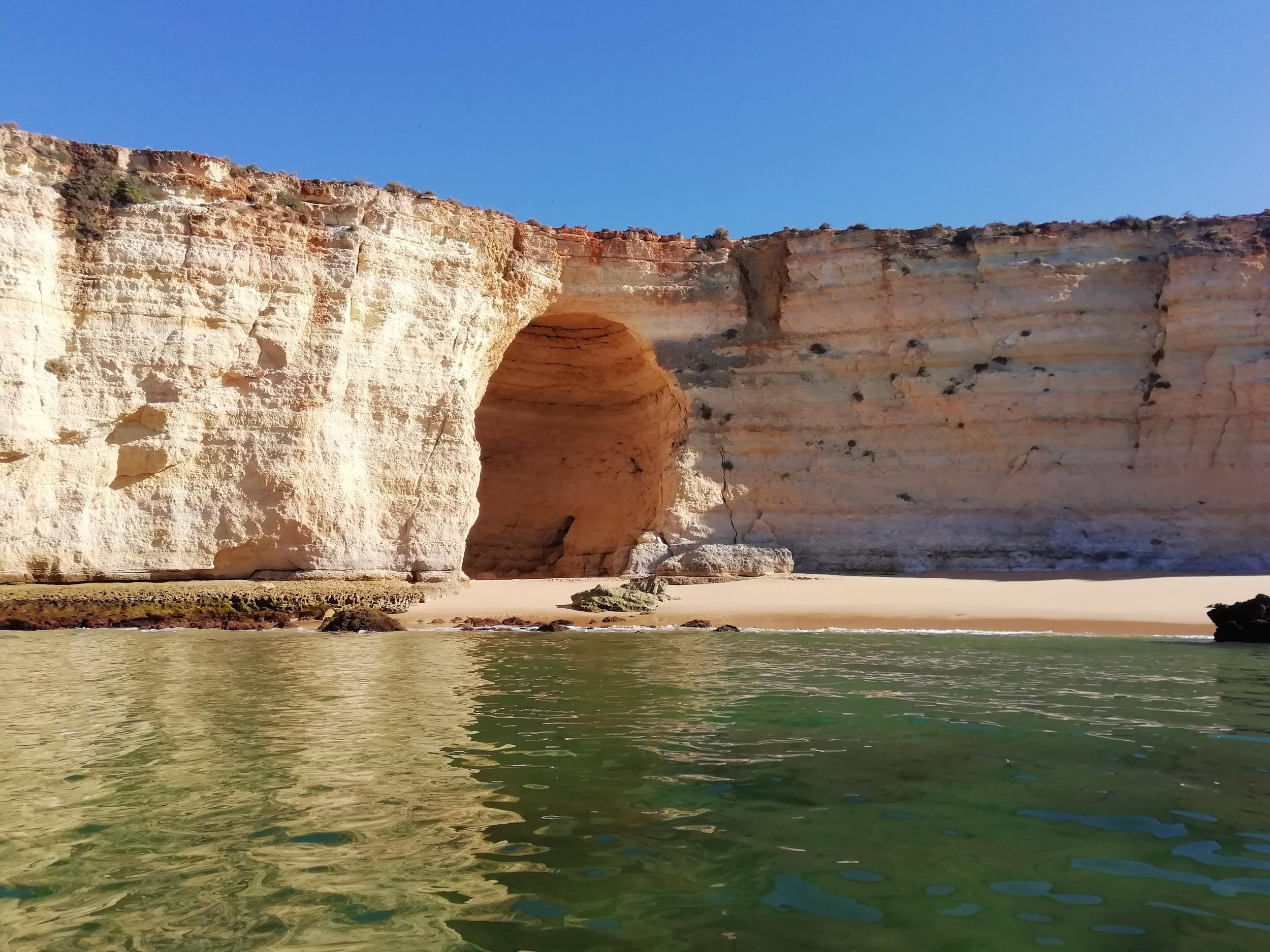 Ab Portimão: Bootstour zur Benagil-Höhle und zum Marinha-Strand