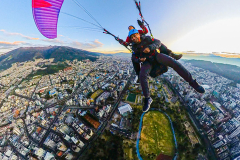 Quito: Paragliding Flight from the Teleférico with 360 Video