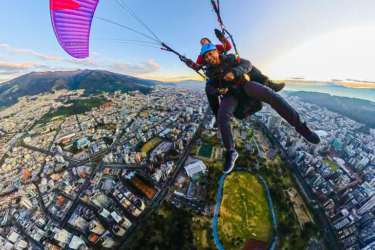 Quito: Paragliding Flight from the Teleférico with 360 Video