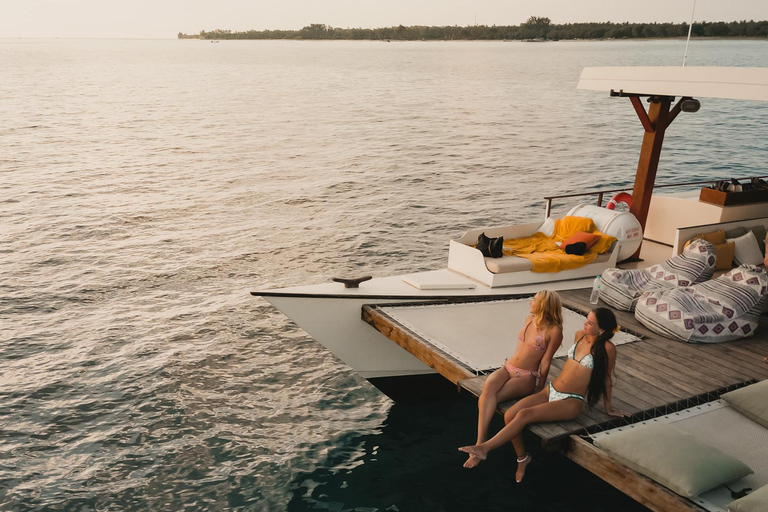 Nusa Lembongan: 4-in-1 Half-Day Catamaran Snorkeling Cruise Sunset Snorkel Cruise with Snacks & Dinner