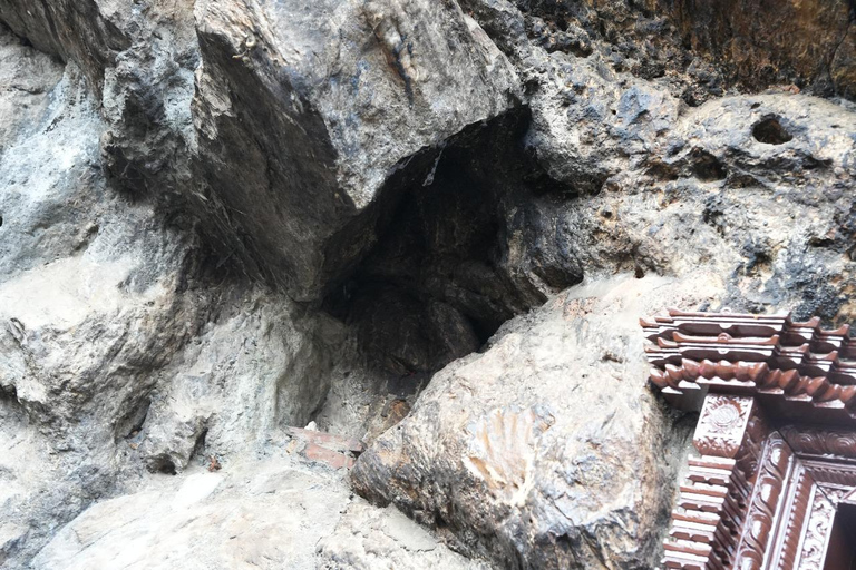 Katmandu: Wycieczka do klasztoru Pharping (jaskinia Asura i Yangleshö)