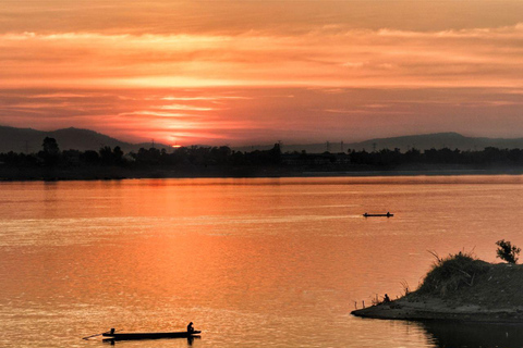 Luang Prabang: Mekong Sunset Cruise and Market Private Tour