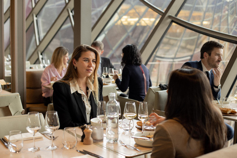 París: Almuerzo en la Madame Brasserie de la Torre EiffelMenú Madame con bebidas: centro del restaurante