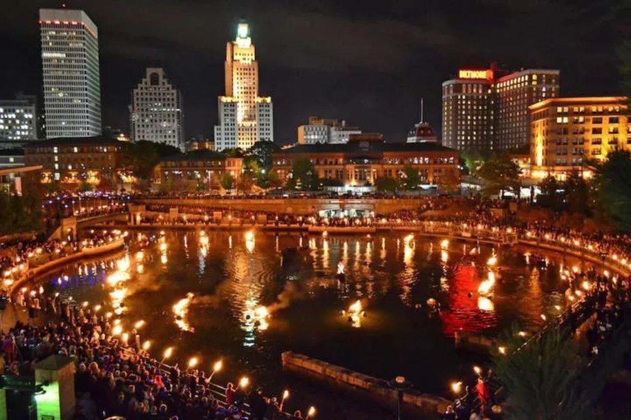 Teilweise WaterFire-Bootstouren in Providence