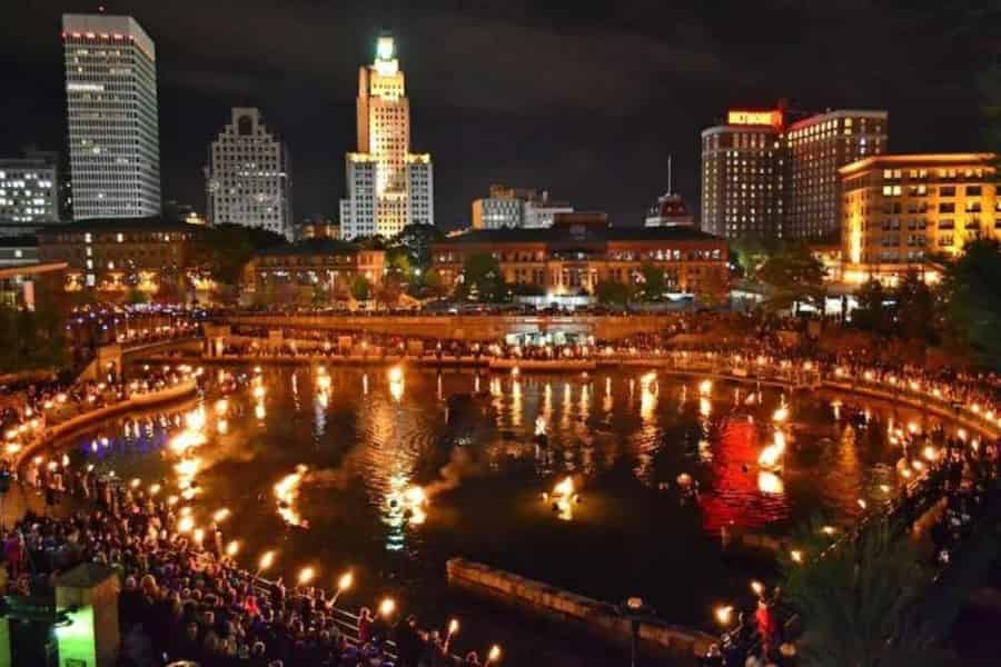 Teilweise WaterFire-Bootstouren in Providence. Foto: GetYourGuide