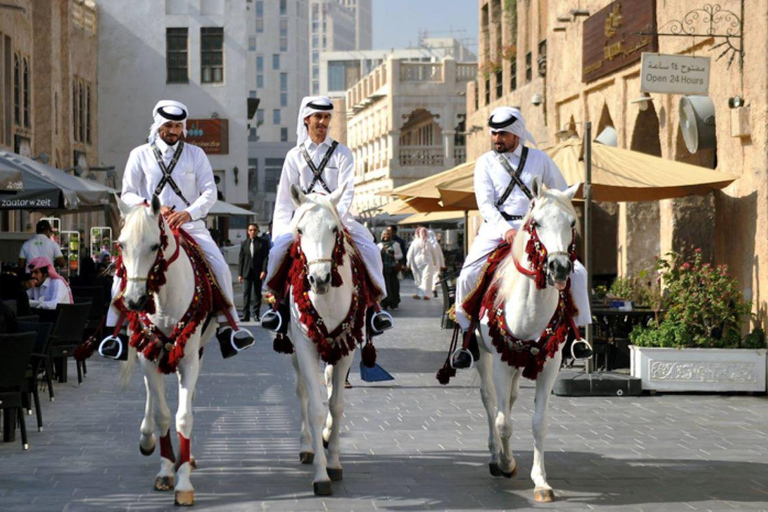 Exploration de la ville de Doha et tour en bateau sur un boutre traditionnel en bois