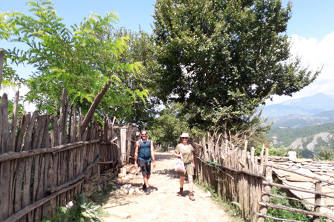 Tagestour von Berat zum Sotira Wasserfall - Wanderung 4x4 Tour