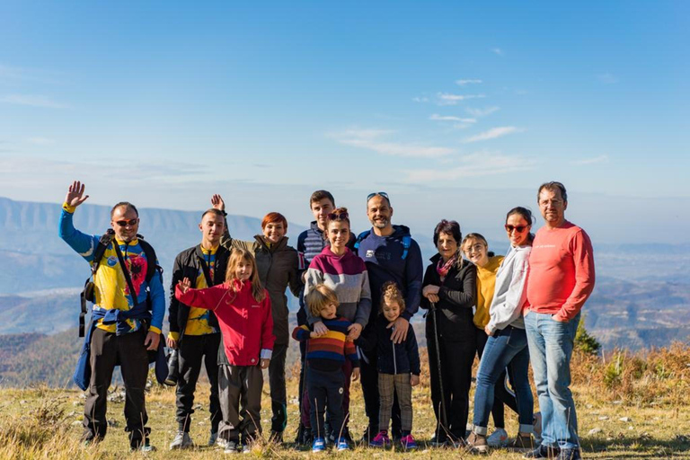 Caravana de mulas y todoterreno en la Montaña de Tomor - BeratCaravana de mulas y todoterreno en la Montaña del Tomor