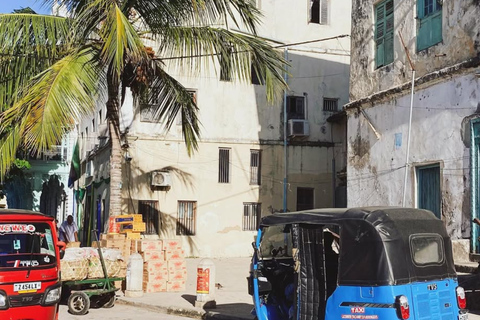 Zanzibar: tour in tuk-tuk di Stone Town al tramonto e mercato notturnoGruppo di 3 o più persone
