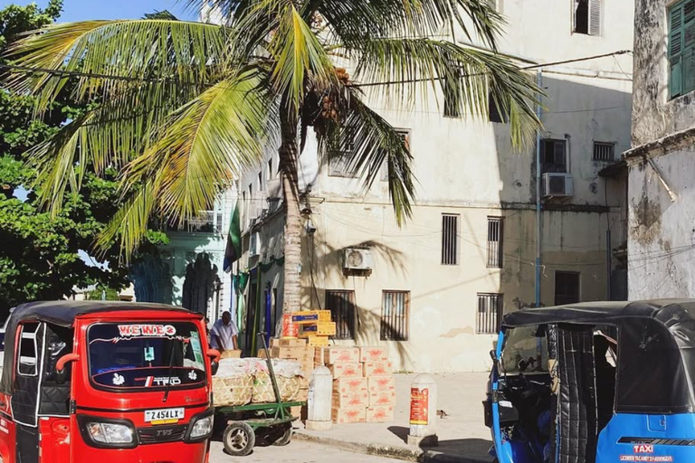 Zanzibar: tour in tuk-tuk di Stone Town al tramonto e mercato notturnoGruppo di 3 o più persone