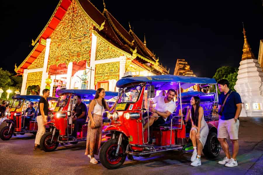 Chiang Mai: Tuk-Tuk-Tour am Abend mit Streetfood und Märkten. Foto: GetYourGuide Chiang Mai: Tuk-Tuk-Tour am Abend mit Streetfood und Märkten. Foto: GetYourGuide
