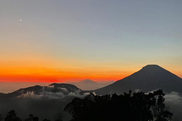 Yogyakarta: Mount Prau Golden Sunrise Hike and Summit Coffee All-Inclusive Mount Prau Sunrise Experience