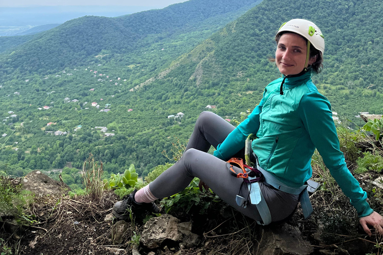 Bakú: excursión de escalada al castillo de hadas de Zagatala con acampadaBakú: Excursión al castillo encantado de Zagatala con acampada