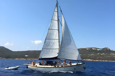 Catânia: Passeio de barco com aperitivo, prosecco e mergulho com snorkel